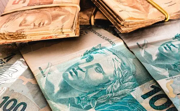 Investir dinheiro na poupança vale a pena? Especialista dá dicas