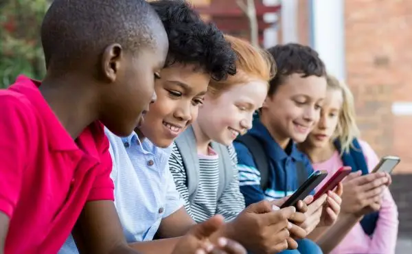 Uso de celulares nas escolas deve ser proibido ou liberado?